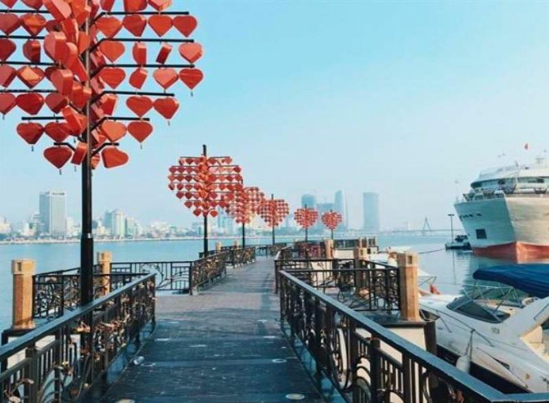 Cửa hàng bán khóa tình yêu gần Cầu tình yêu Đà Nẵng